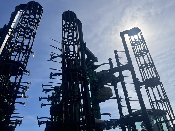 2014 John Deere 2210 Field Cultivator