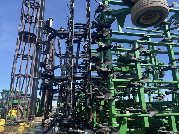 2014 John Deere 2210 Field Cultivator