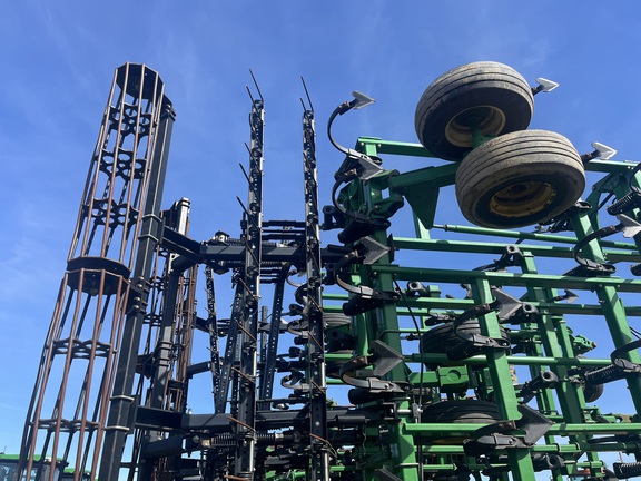 2014 John Deere 2210 Field Cultivator