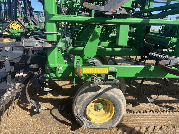 2014 John Deere 2210 Field Cultivator