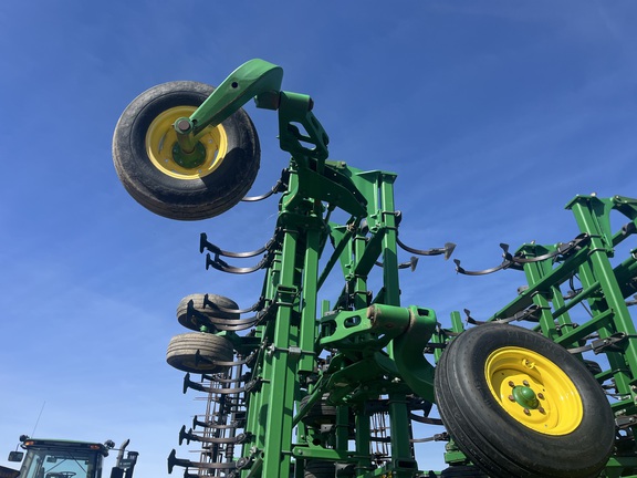 2014 John Deere 2210 Field Cultivator