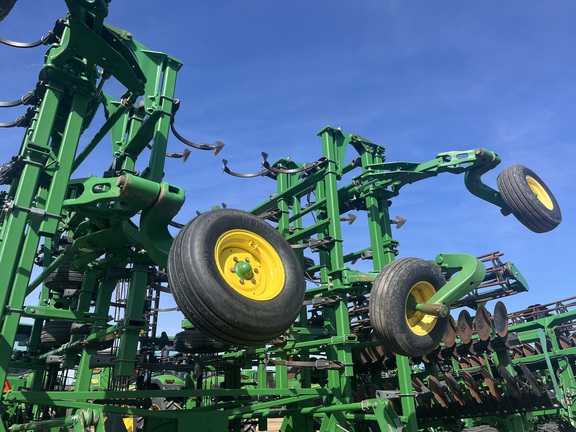 2014 John Deere 2210 Field Cultivator