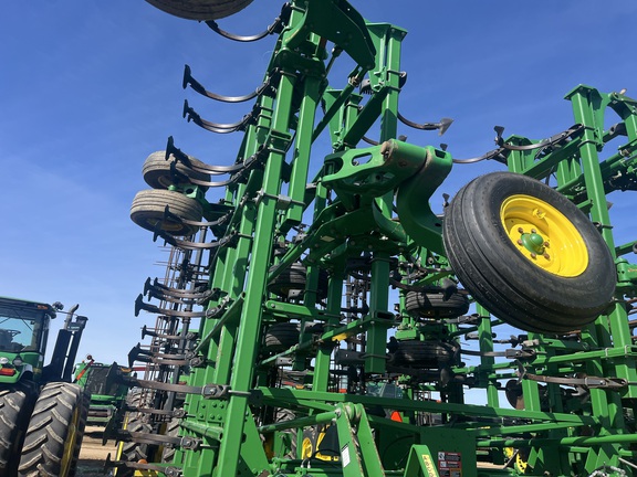 2014 John Deere 2210 Field Cultivator