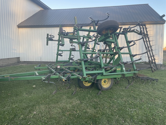 John Deere 960 Field Cultivator