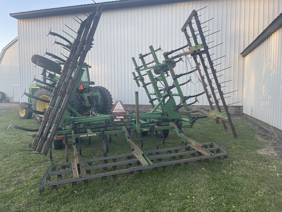 John Deere 960 Field Cultivator