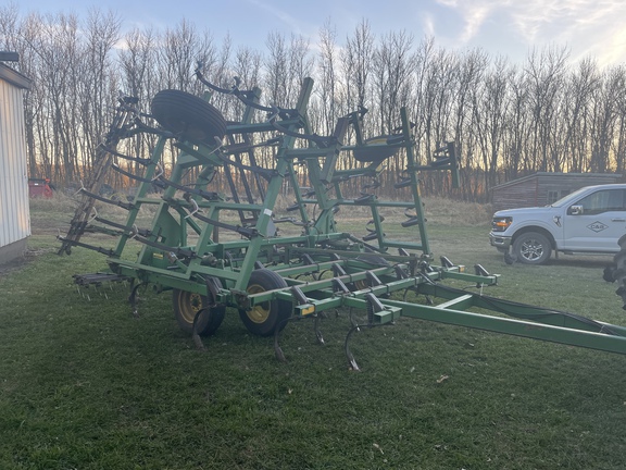 John Deere 960 Field Cultivator