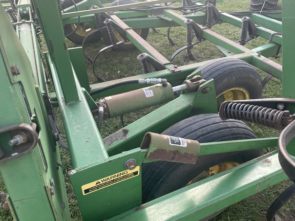 John Deere 960 Field Cultivator