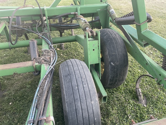 John Deere 960 Field Cultivator