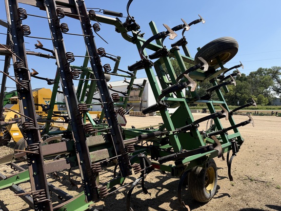 1990 John Deere 960 Field Cultivator