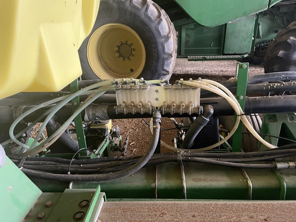 2004 John Deere 1770NT CCS Planter