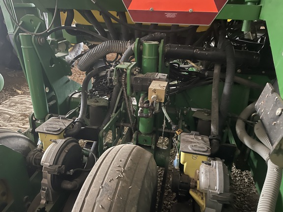 2004 John Deere 1770NT CCS Planter