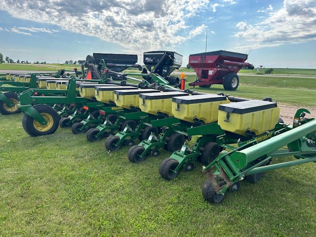 2007 John Deere 1720 MaxEmerge XP 16R30 Planter