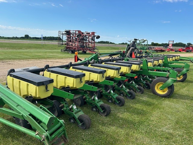 2007 John Deere 1720 MaxEmerge XP 16R30 Planter