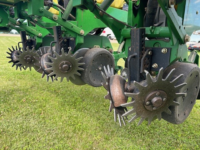 2007 John Deere 1720 MaxEmerge XP 16R30 Planter