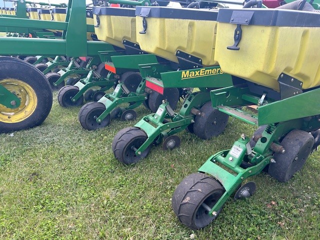 2007 John Deere 1720 MaxEmerge XP 16R30 Planter