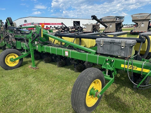 2007 John Deere 1720 MaxEmerge XP 16R30 Planter