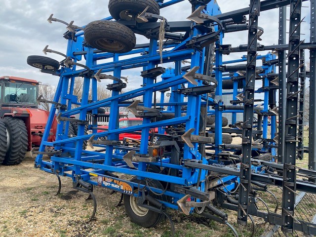 1998 DMI TIGER MATE II--48.5 w/3 Bar Harrow Field Cultivator