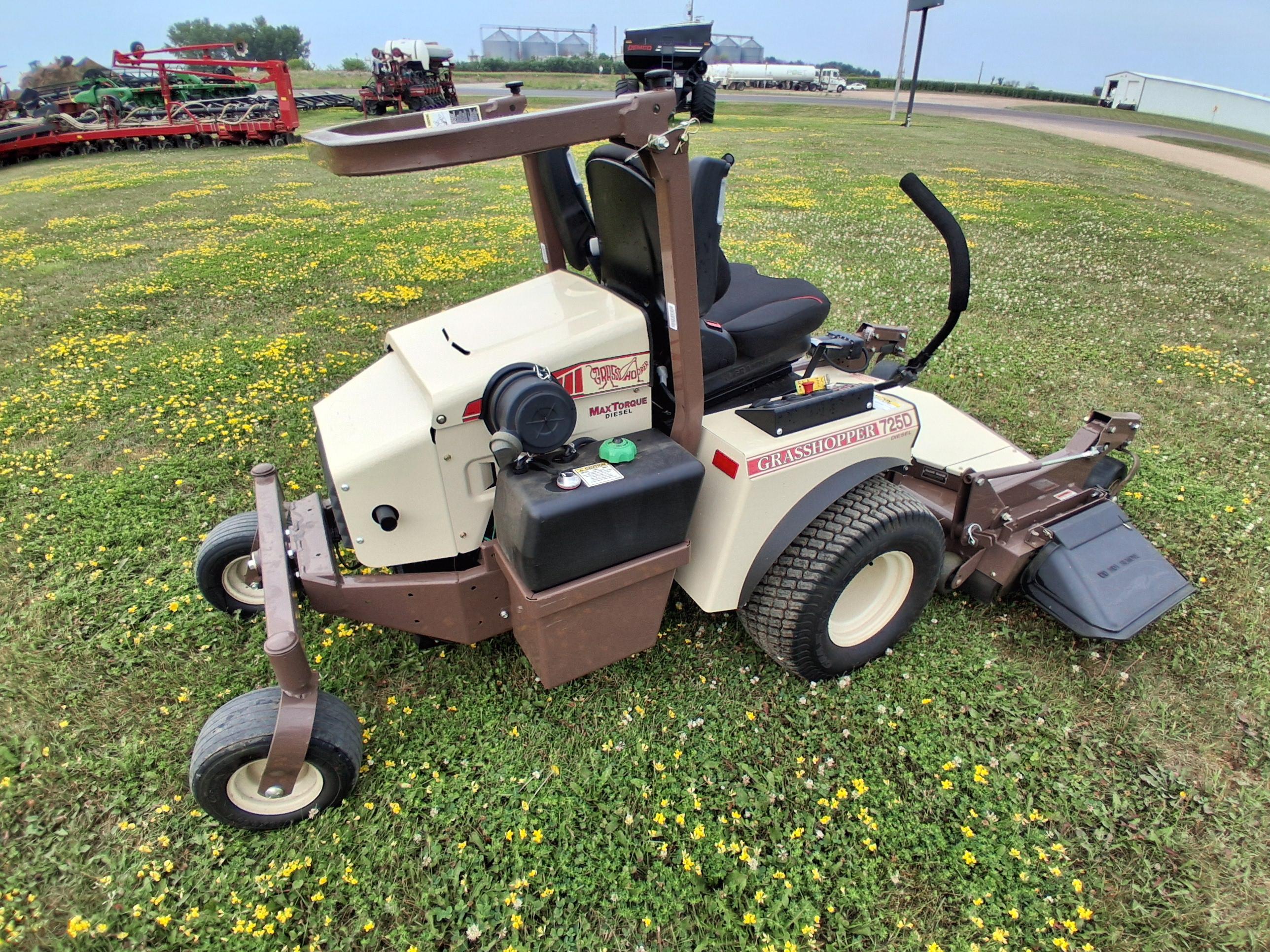 2024 Grasshopper 725DT/ 61 Side Dis/ Turf/ Grammar/Folding Rops Mower/Zero Turn