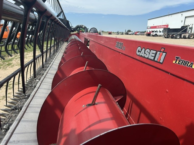 2013 Case IH 3020-35ft Header Combine