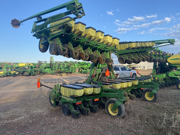 2000 John Deere 1720 Tree Planter