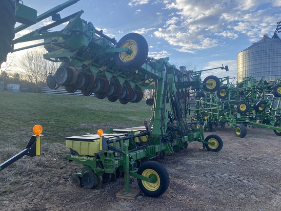 2000 John Deere 1720 Tree Planter