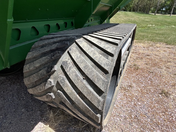 2024 Brent 1598 Grain Cart