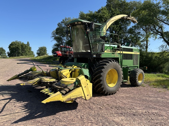 1999 John Deere 6850 Forage Harvester