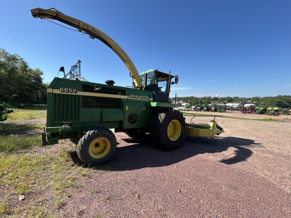 1999 John Deere 6850 Forage Harvester