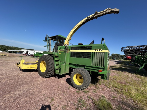 1999 John Deere 6850 Forage Harvester