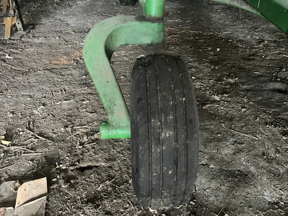 2005 John Deere 2410 Chisel Plow