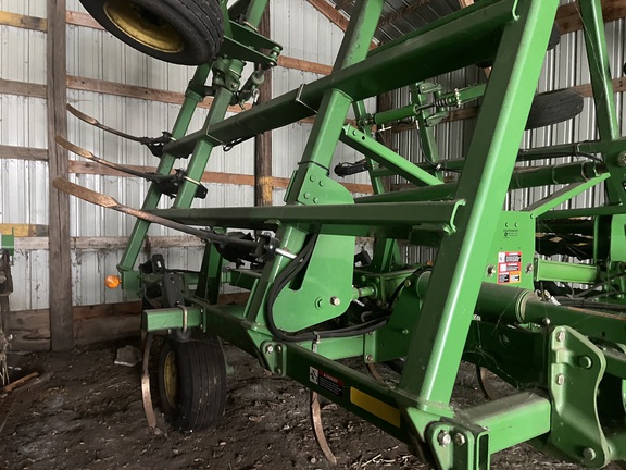 2005 John Deere 2410 Chisel Plow