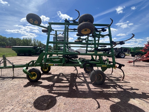 2005 John Deere 2410 Chisel Plow