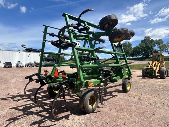 2005 John Deere 2410 Chisel Plow