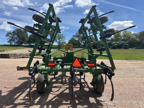 2005 John Deere 2410 Chisel Plow