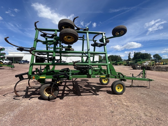 2005 John Deere 2410 Chisel Plow