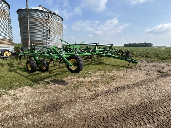 2009 John Deere 2210 Field Cultivator