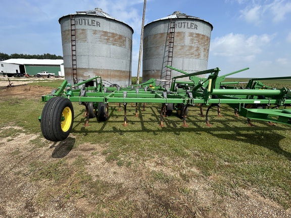 2009 John Deere 2210 Field Cultivator