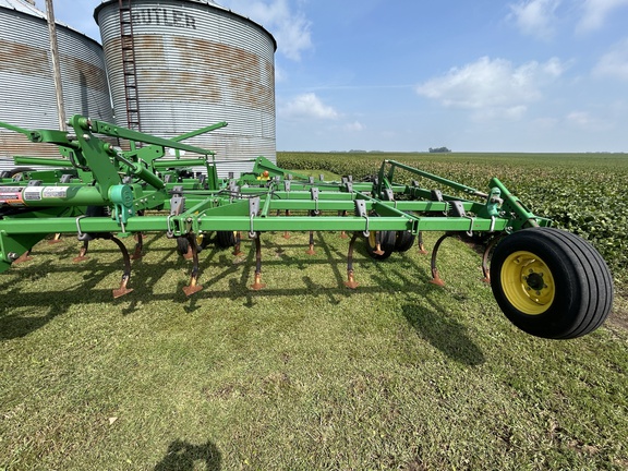 2009 John Deere 2210 Field Cultivator