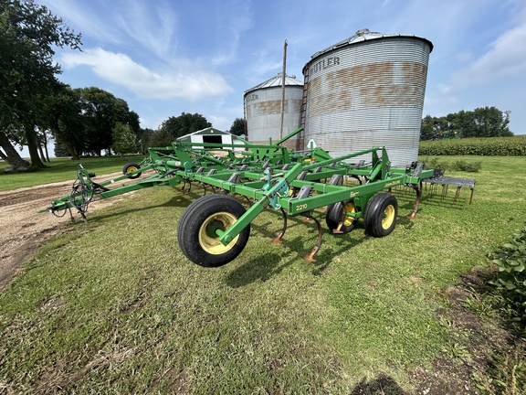 2009 John Deere 2210 Field Cultivator