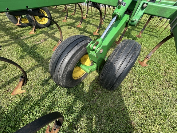 2009 John Deere 2210 Field Cultivator