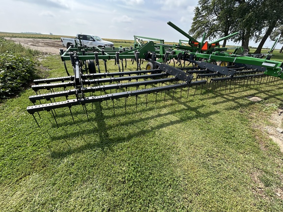 2009 John Deere 2210 Field Cultivator