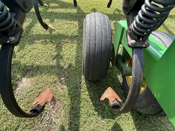 2009 John Deere 2210 Field Cultivator