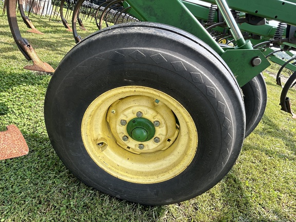 2009 John Deere 2210 Field Cultivator