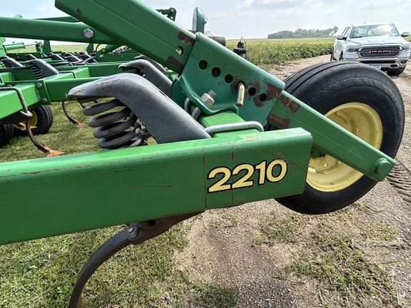 2009 John Deere 2210 Field Cultivator