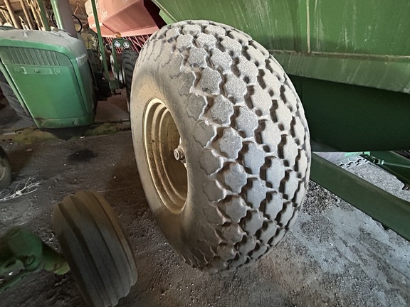 1993 Unverferth 672 Grain Cart