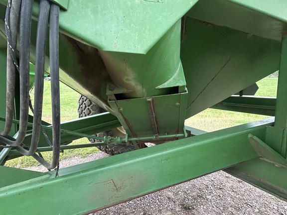 1993 Brent 672 Grain Cart