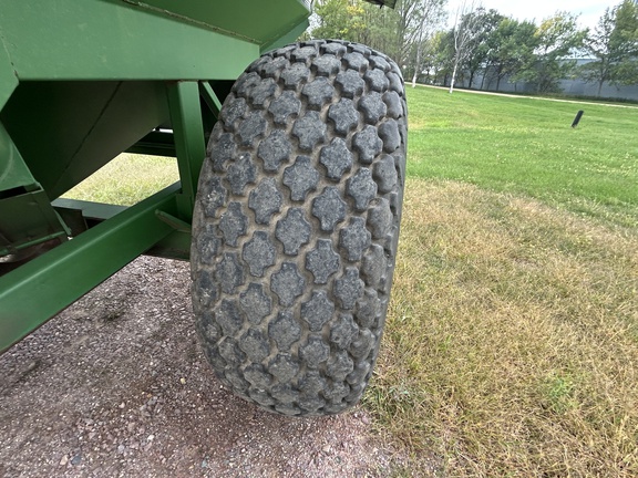 1993 Brent 672 Grain Cart
