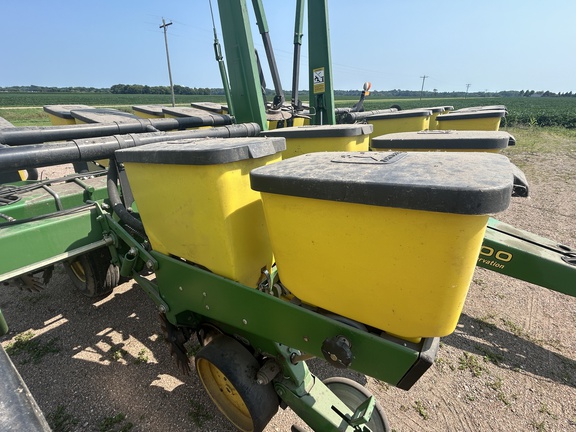 1993 John Deere 7200 Planter