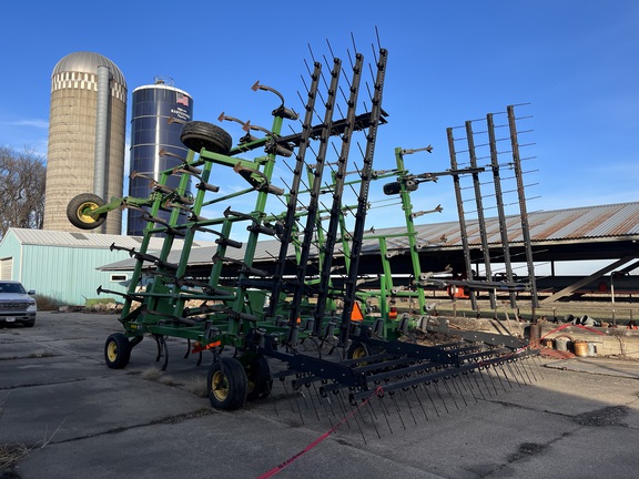 2005 John Deere 2210 Field Cultivator