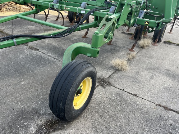 2005 John Deere 2210 Field Cultivator